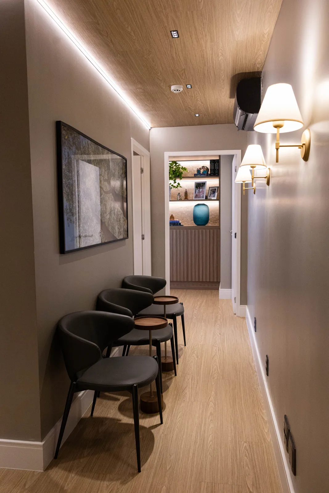 Sala de espera da Clínica Laris com poltronas e iluminação quente